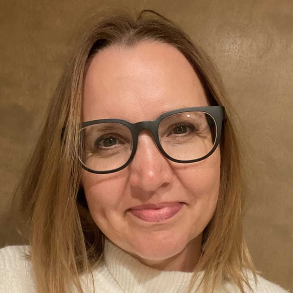 ali_flint_consultant_headshot_1080x1080